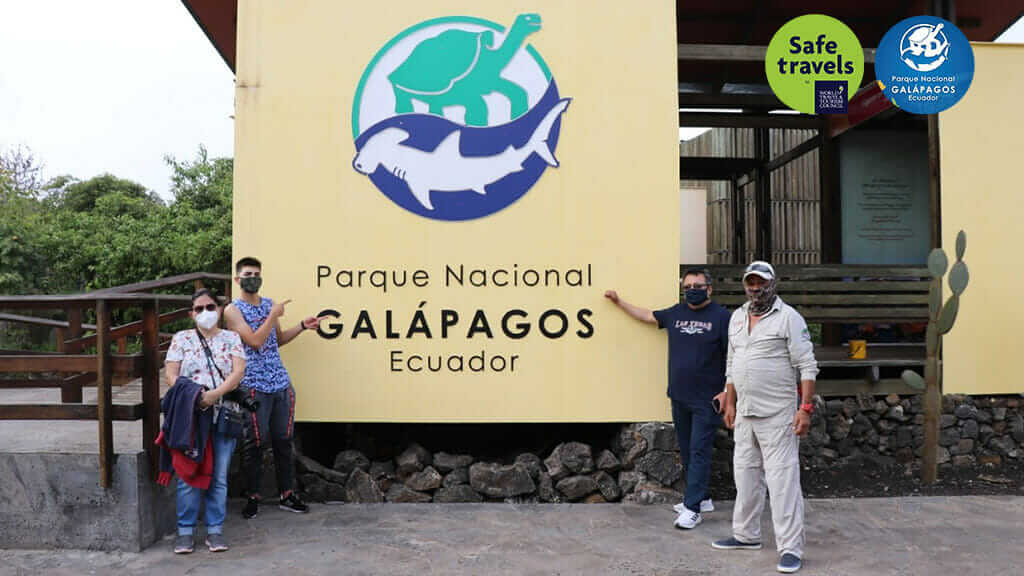 Tourist-in-Galapagos-Nationalpark-mit-Maks