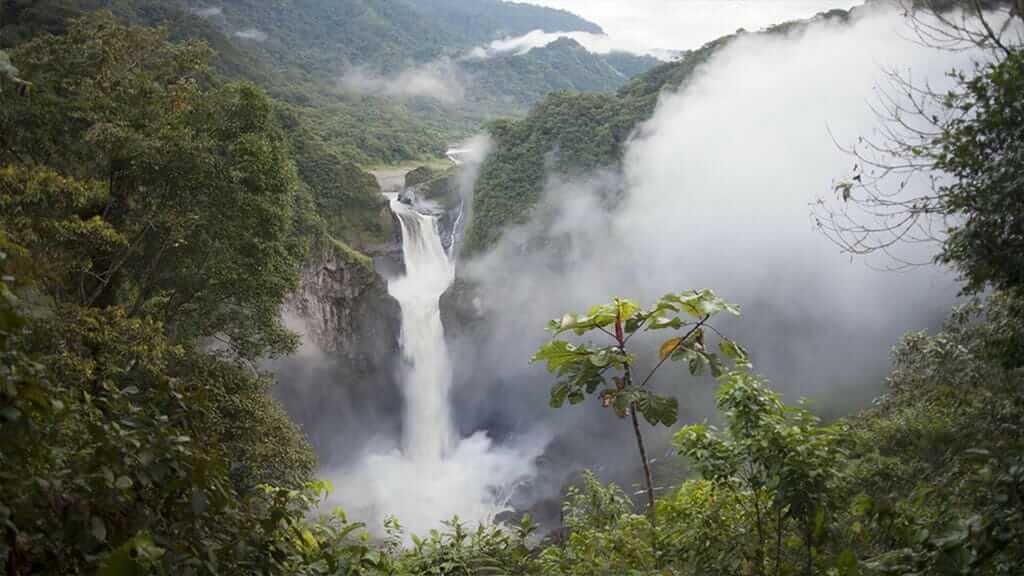 Cascada de san rafael ecuador rodeada de verdes montañas
