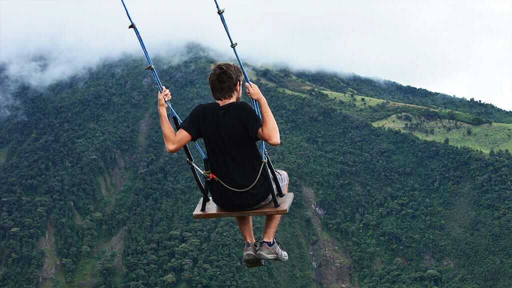uitzicht vanaf banos swing aan het einde van de wereld ecuador