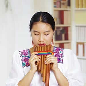 Mujer india otavalo jugando pan pipes ecuador