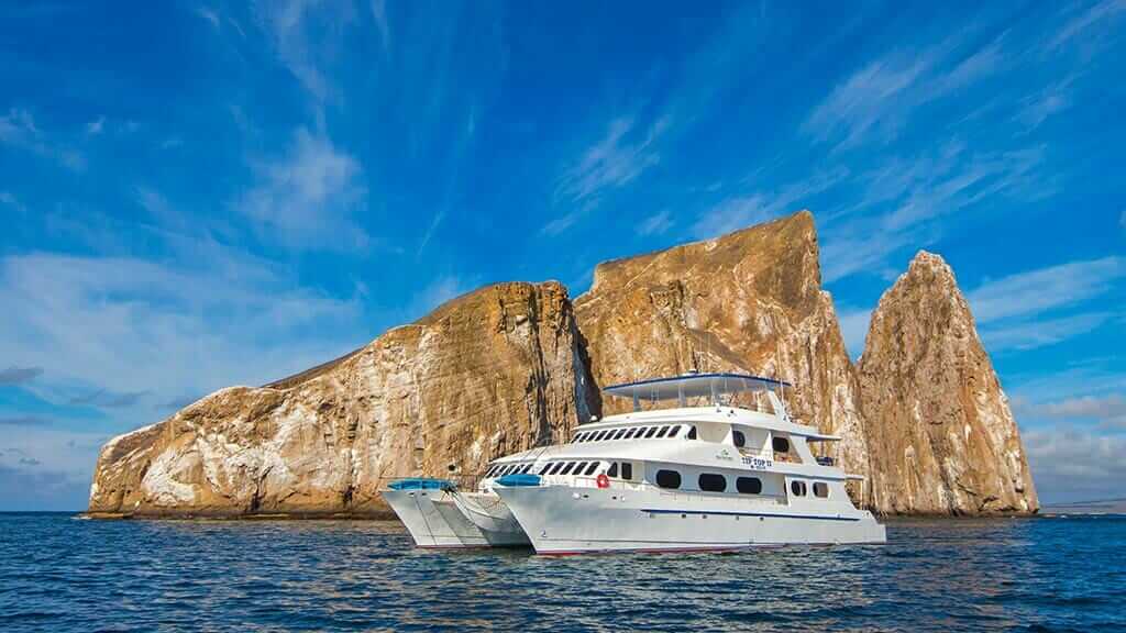 tip top 2 catamaran voor anker bij kicker rock galapagos eilanden