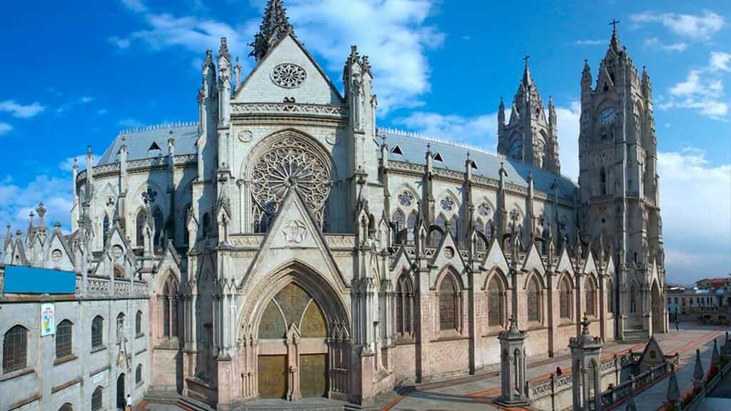 Iglesia Basílica de estilo gótico de Quito en el casco antiguo - Ecuador
