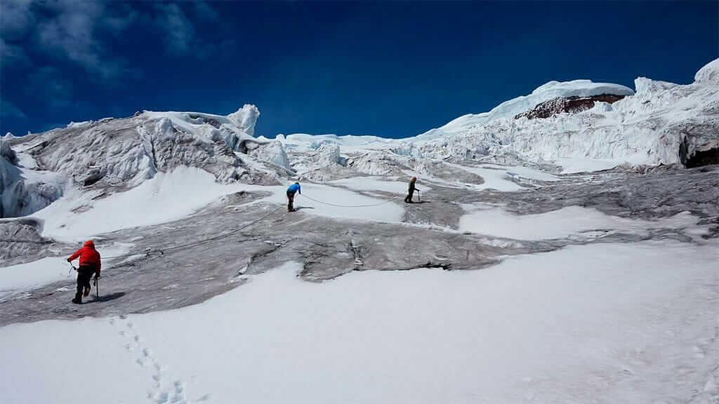 Grupo de escaladores atados juntos rumbo a la cumbre del Cotopaxi Ecuador