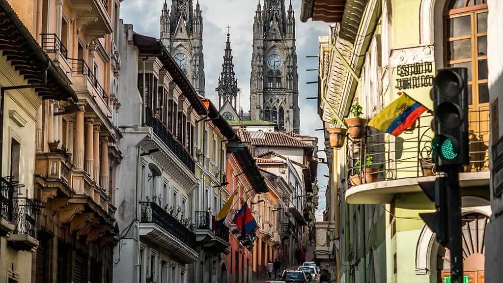 De straatmening van Quito met Basiliekkerk op achtergrond - Ecuador