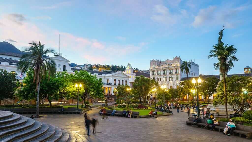 Hermosa vista nocturna de la plaza principal de Quito en el centro histórico colonial
