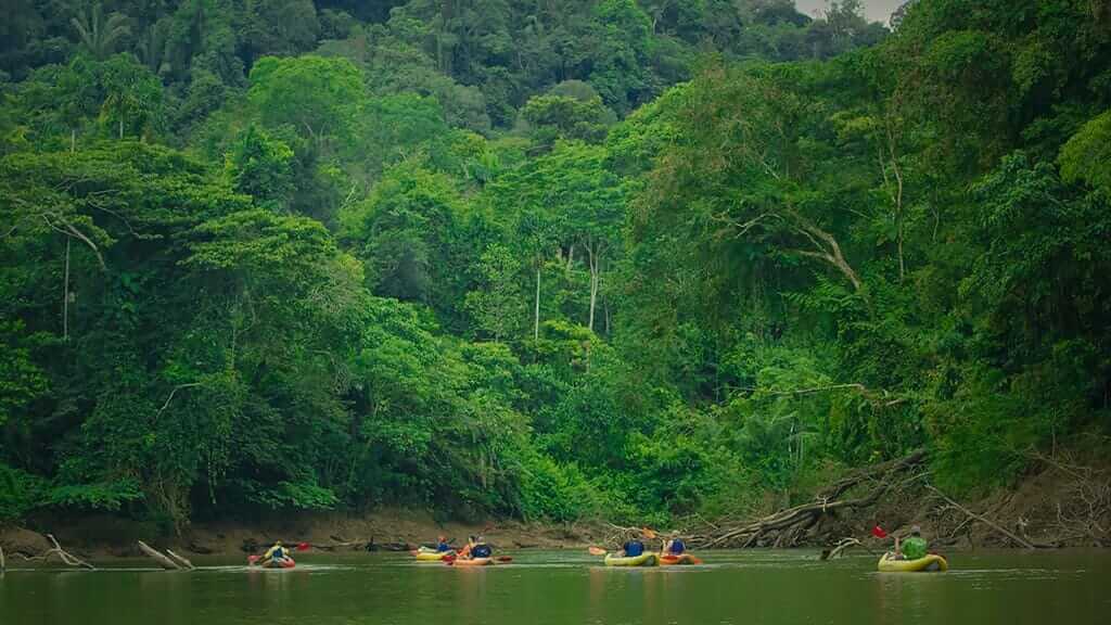Gruppe von Kajakfahrern, die auf dem Fluss in Ecuador treiben