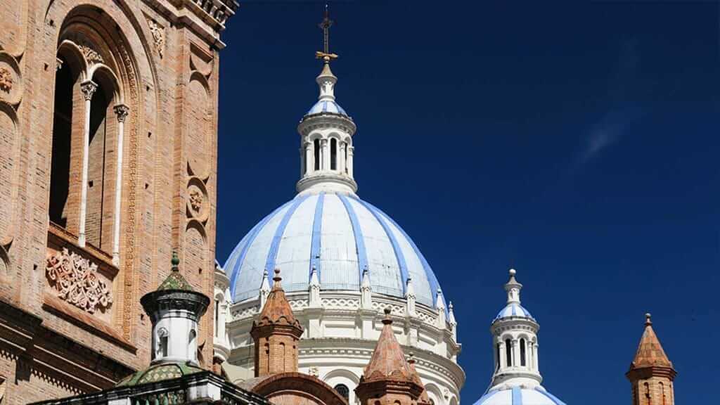 blaue Kuppeln und roter Backstein von Cuenca Cathedral Ecuador