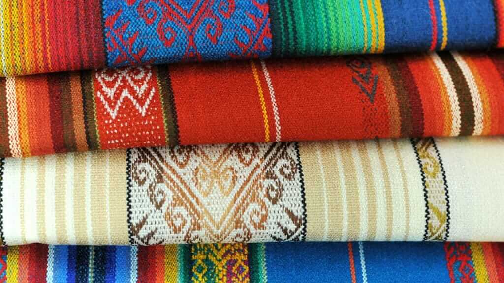 Coloridas telas para la venta en el mercado de Otavalo Ecuador