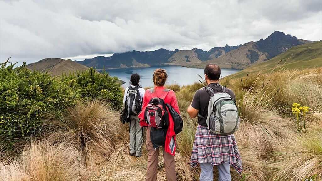 Turistas trek al lago cuicocha otavalo ecuador