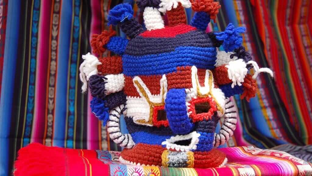 Máscara de lana colorida en el mercado de Otavalo Ecuador
