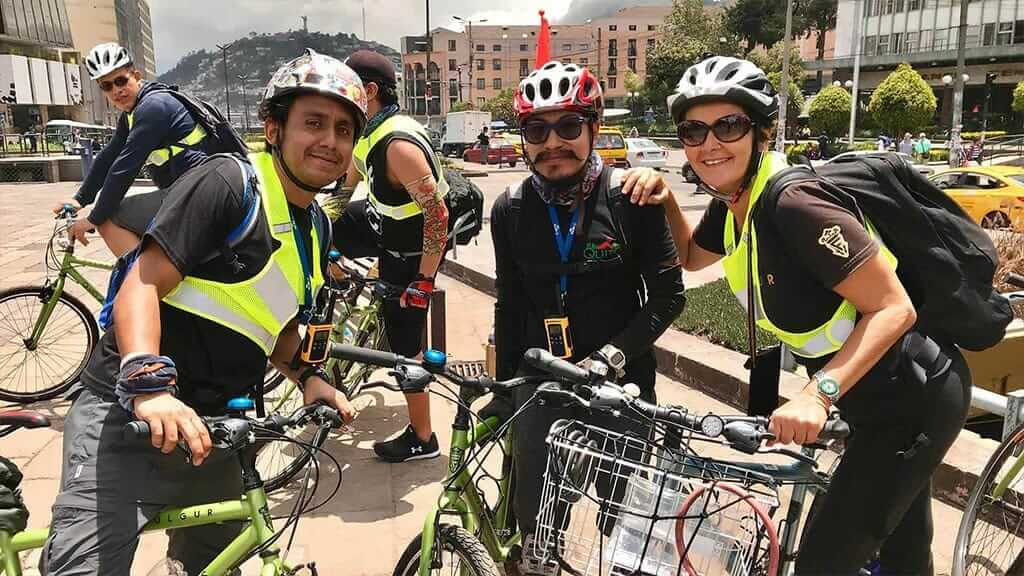 ciclistas listos en un tour en bicicleta por quito ecuador