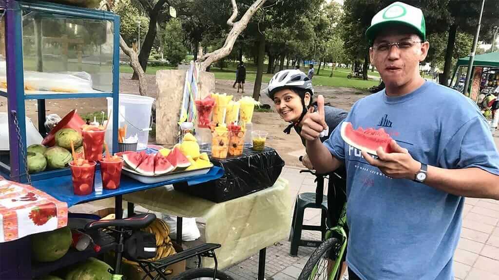 Quito Bike Tour los turistas comen sandía en el parque de la carolina