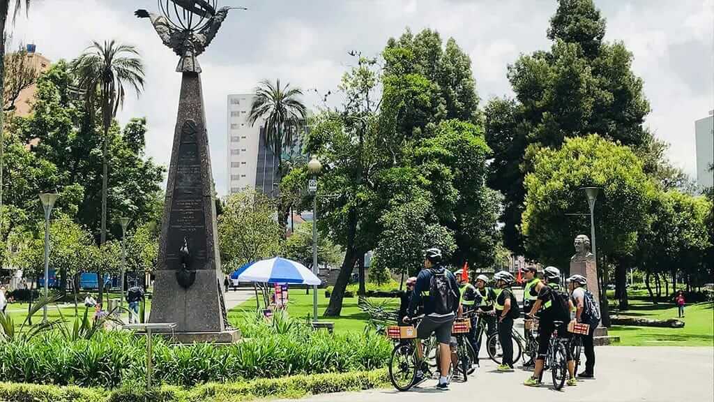ecuador quito bike tour en el parque alameda