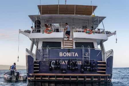 bonita yacht Galapagos Islands cruise - zicht op jacht van achteren