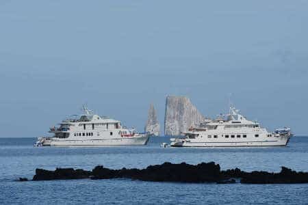 koraal 1 en 2 jachten Galapagos cruises - De Coral-jachten zij aan zij met de achtergrond van het Kicker Rock-eilandje