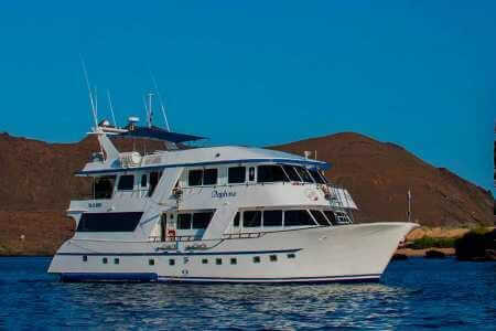Daphne Yacht Galapagos Island Cruise - zijaanzicht van het jacht dat over de blauwe zeeën vaart
