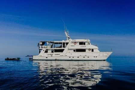 Eden Yacht Galapagos Cruise - zijaanzicht van het Eden Yacht