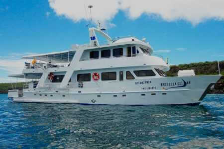 Estrella del mar yacht Galapagos cruise - side view of yacht