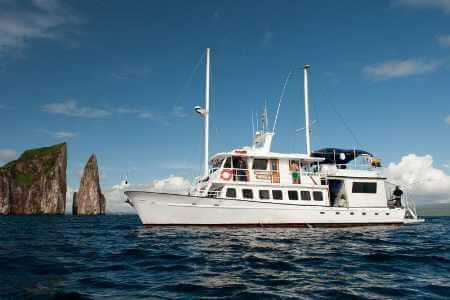 Golondrina Yacht Cruise auf Galapagos - die Golondrina auf Kicker Rock San Cristobal