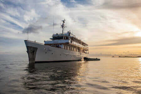 Grace jacht Galapagos cruise - vooraanzicht van het schip