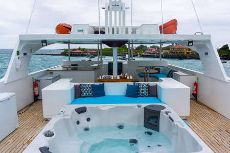 Grand Majestic Yacht Galapagos Inseln - großer Whirlpool mit Meerblick auf Sonnendeck