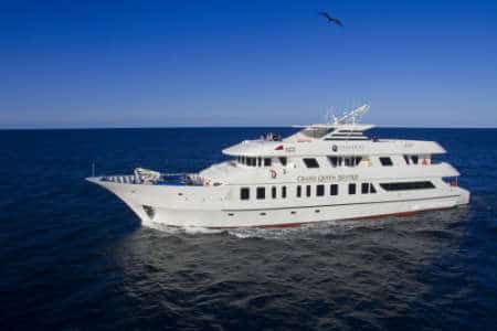 Zijaanzicht van het Isabela II-cruiseschip op de Galapagos-eilanden
