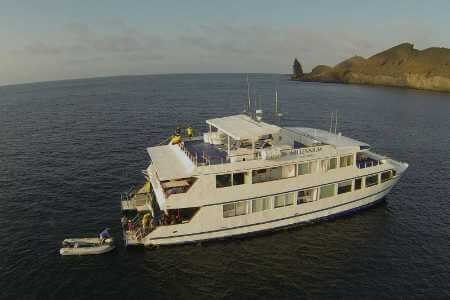 Vista lateral del yate millenium catamarán galápagos