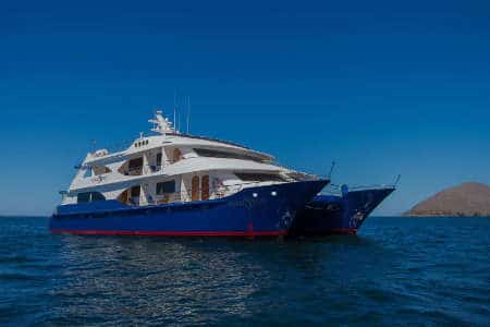 oceaanspray catamaran galapagos cruise - kant met zicht op het jacht met blauwe lucht