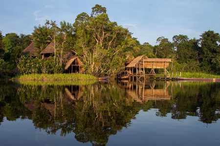 Sani Lodge Ecuador umgeben von Regenwaldbäumen und See
