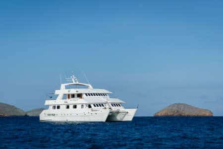 Seaman Journey-catamaran voor anker in de blauwe Galapagoszeeën