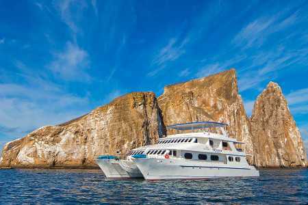 Tip top 2 catamarán anclado en kicker rock islas galápagos