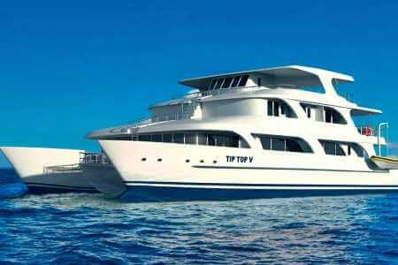 Tip Top 5 catamaran in blauwe zeeën op de Galapagos-eilanden
