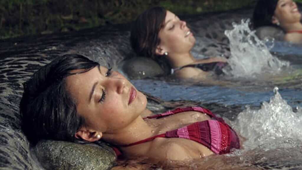 Chicas relajándose en aguas termales en Papallacta Spa Ecuador