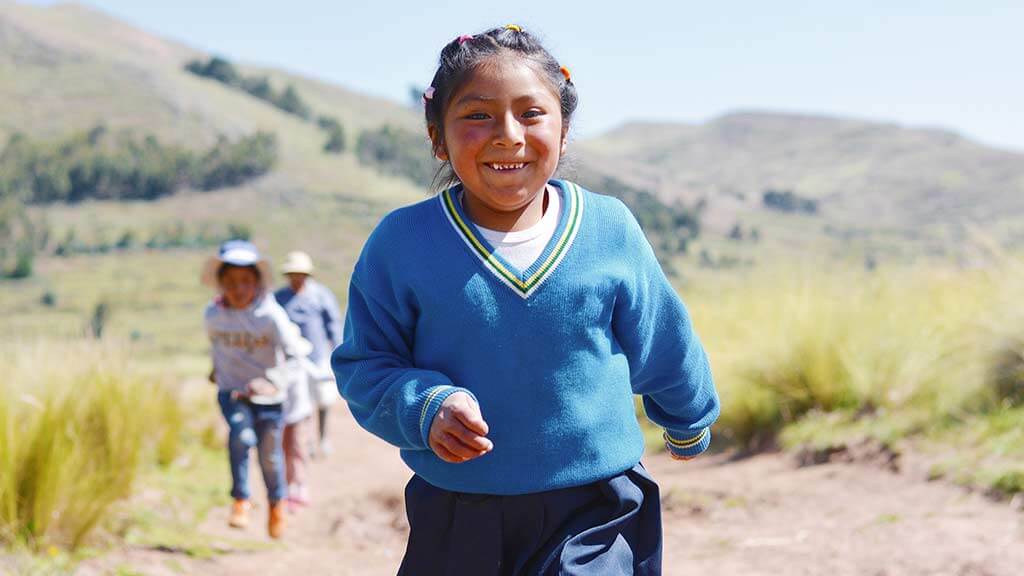 glückliche ecuadische Kinder auf dem Land