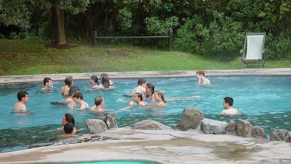 zwemmers bij papallacta hot spring resort ecuador