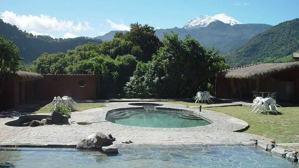 Piscina de aguas termales de Papallacta con telón de fondo del volcán Antisana