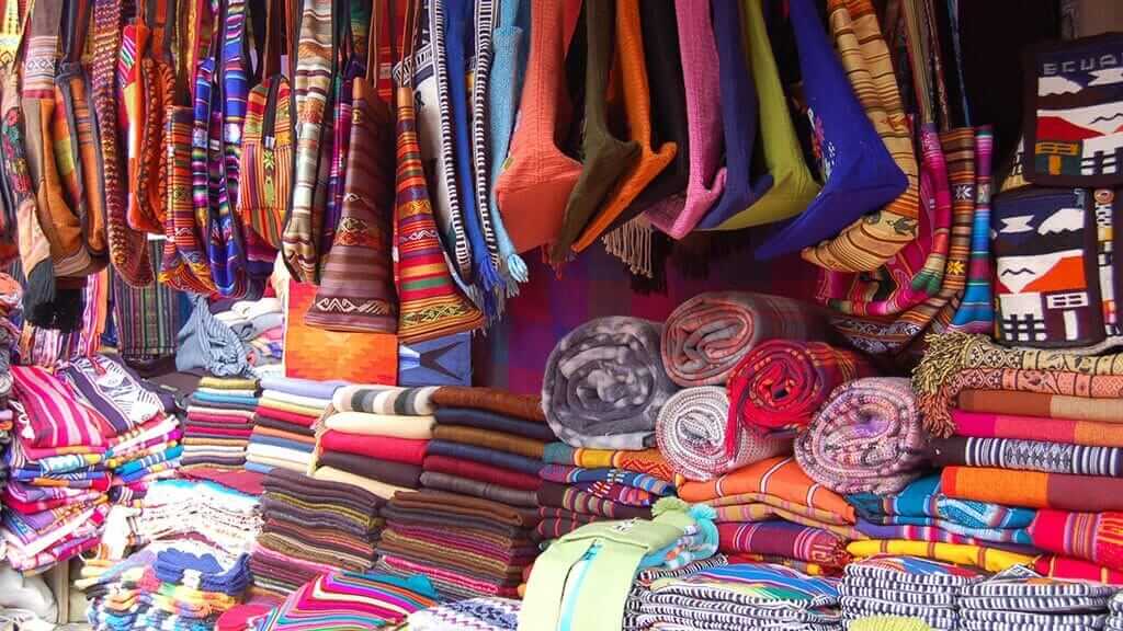 traditionele-stoffen - poncho's-en-handtassen-op-otavalo-markt