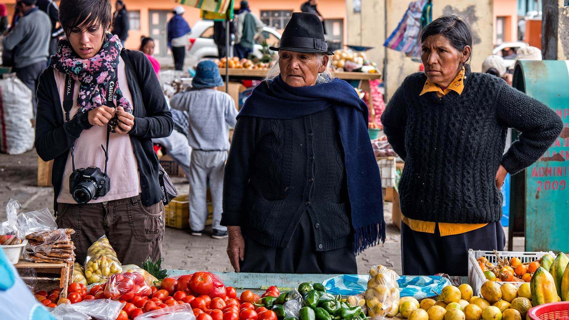 Ecuador Tourist mit Marktverkäufern