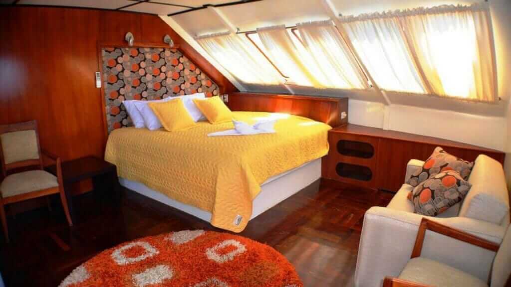 Anahi Katamaran Yacht Galapagos Kreuzfahrt - Doppel Gästekabine Interieur mit Sofa