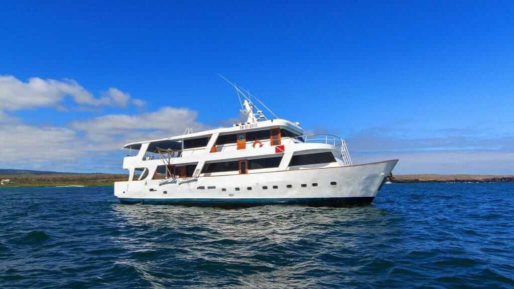 Aqua Yacht Galapagos cruise - weergave van Aqua Yacht zijprofiel met blauwe hemelachtergrond