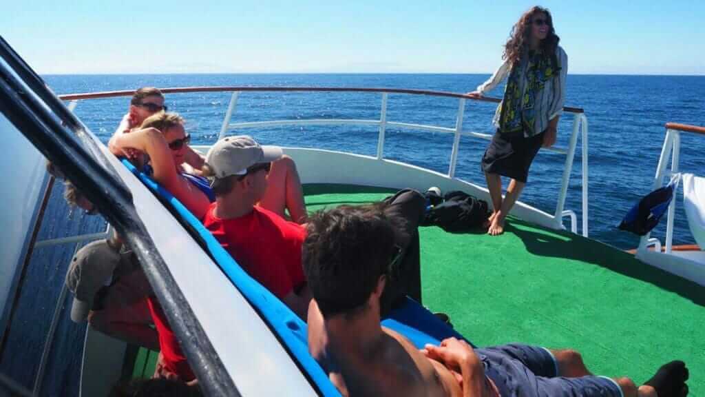 Aqua-jacht Galapagos-cruise - toeristen zitten ontspannen op het zonnedek