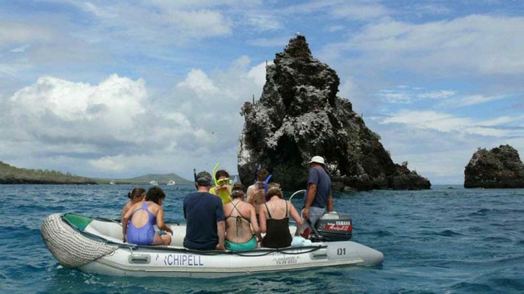Touristen auf Panga-Boot-Archipel 2 Galapagos-Tour