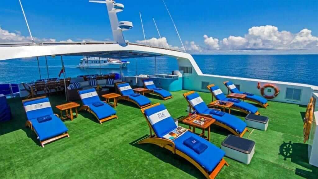 Crucero Archipel 2 yacht Galápagos: amplio solárium con cómodas tumbonas