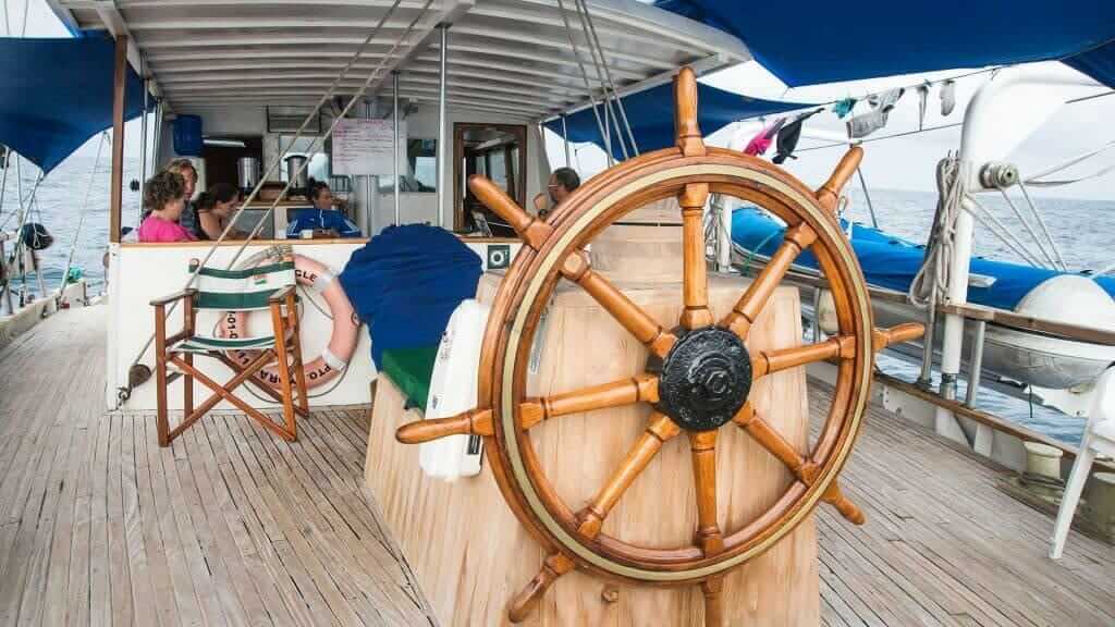 Crucero Beagle yacht Galápagos - rueda de capitanes en la cubierta principal
