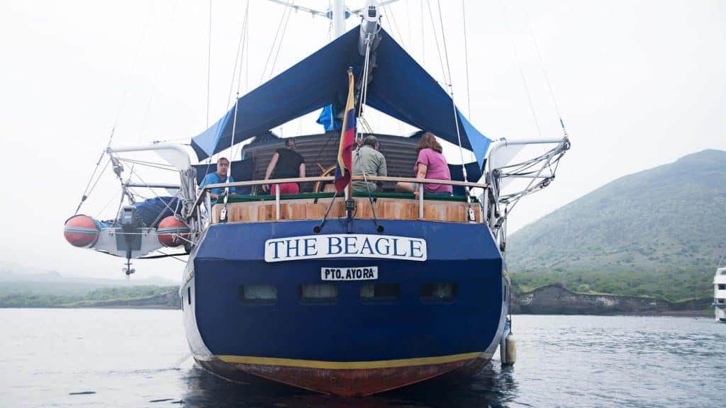 Crucero Beagle yacht Galápagos - Vista trasera de yates con turistas a bordo