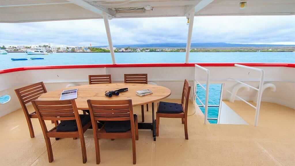 Cachalote Explorer Yacht Galapagos Kreuzfahrt - Tisch im Freien im Schatten
