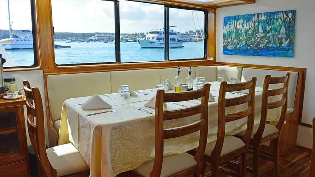Eden Yacht Galapagos Kreuzfahrt - Esstisch mit Aussicht