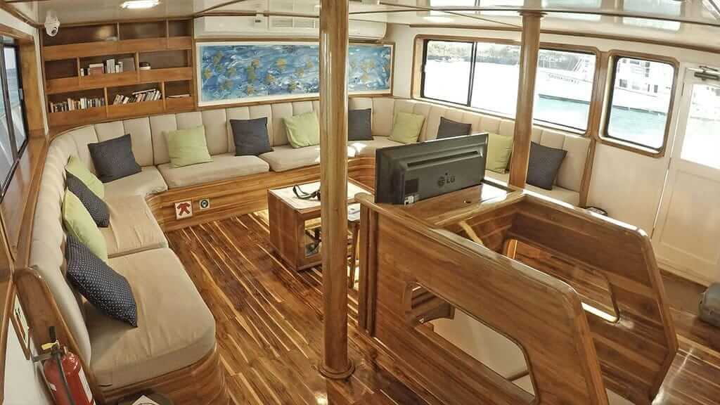 Eden Yacht Galapagos Cruise - Lounge sociale ruimte met tv