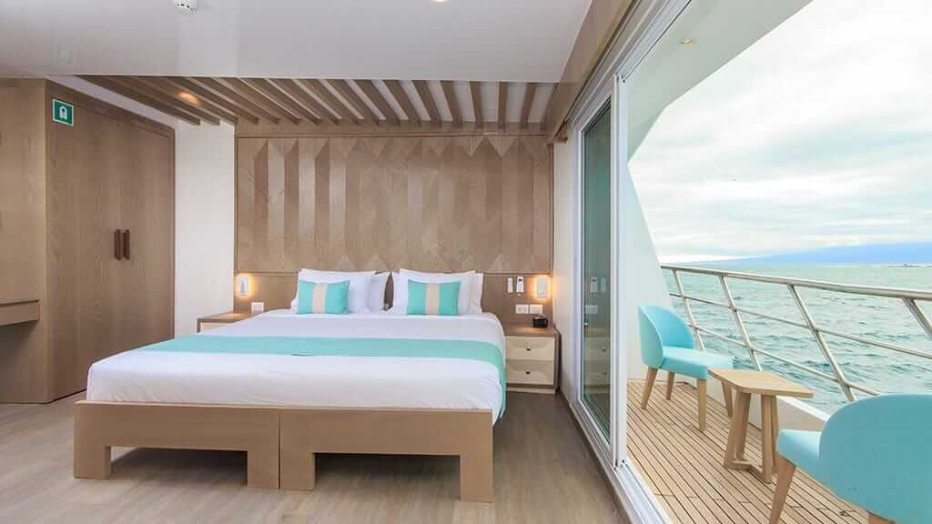 Endemic Yacht Galapagos Cruise - große Doppelbett-Gästekabine mit privatem Balkon