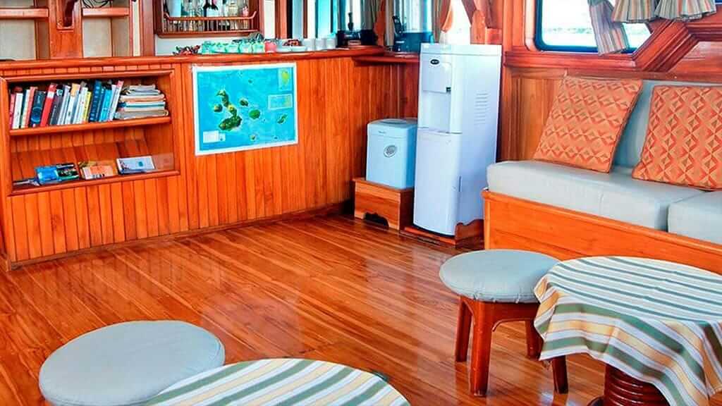 Estrella del Mar Yacht Galapagos Kreuzfahrt - Loungebereich und Bibliothek